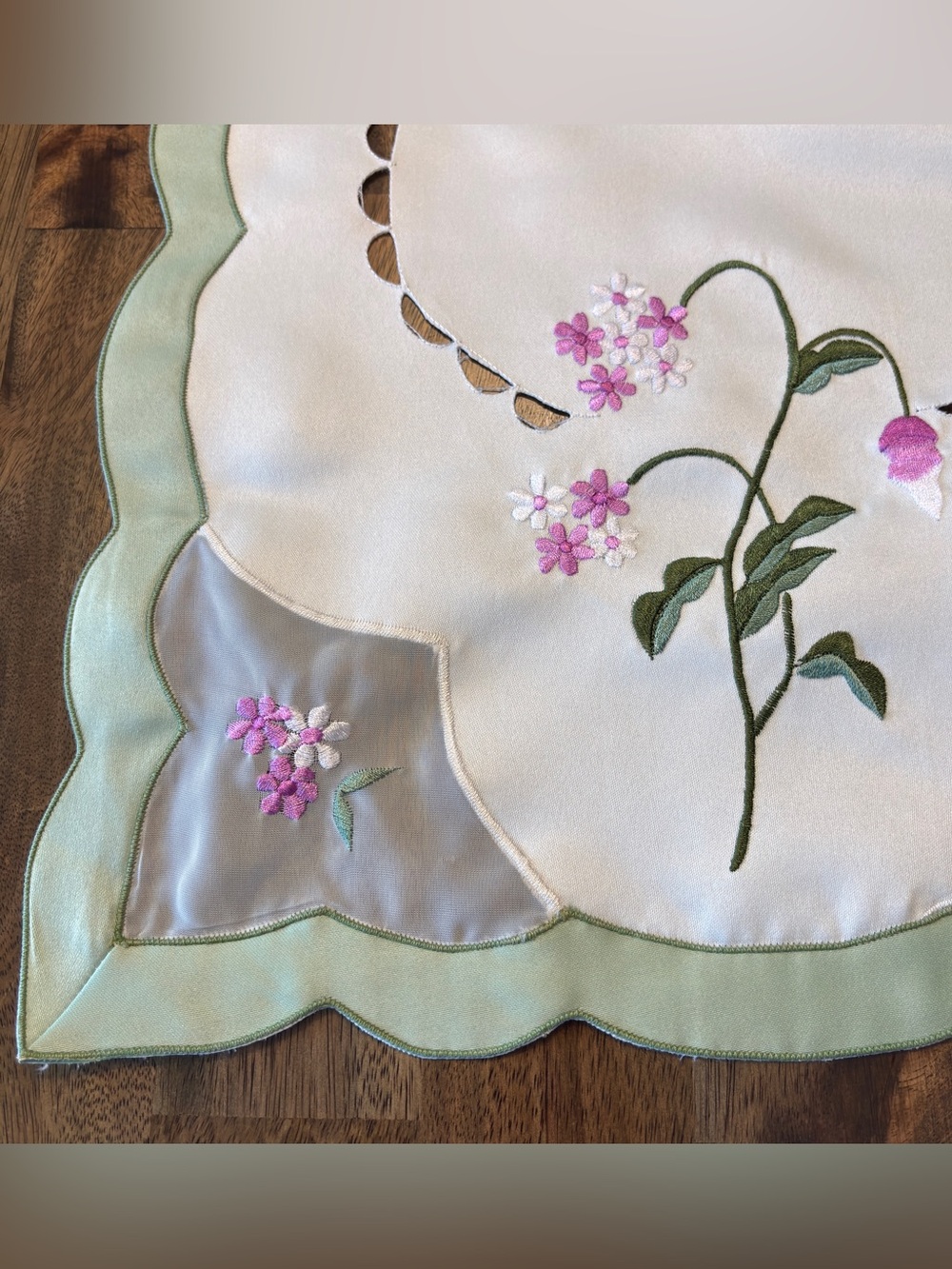 VTG Embroidered Floral Table Runner with Cutwork & Scalloped Edge Cottagecore
